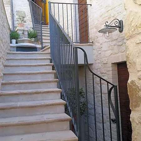 לינה וארוחת בוקר Diana House