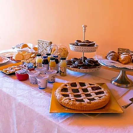 לינה וארוחת בוקר Diana House 3*